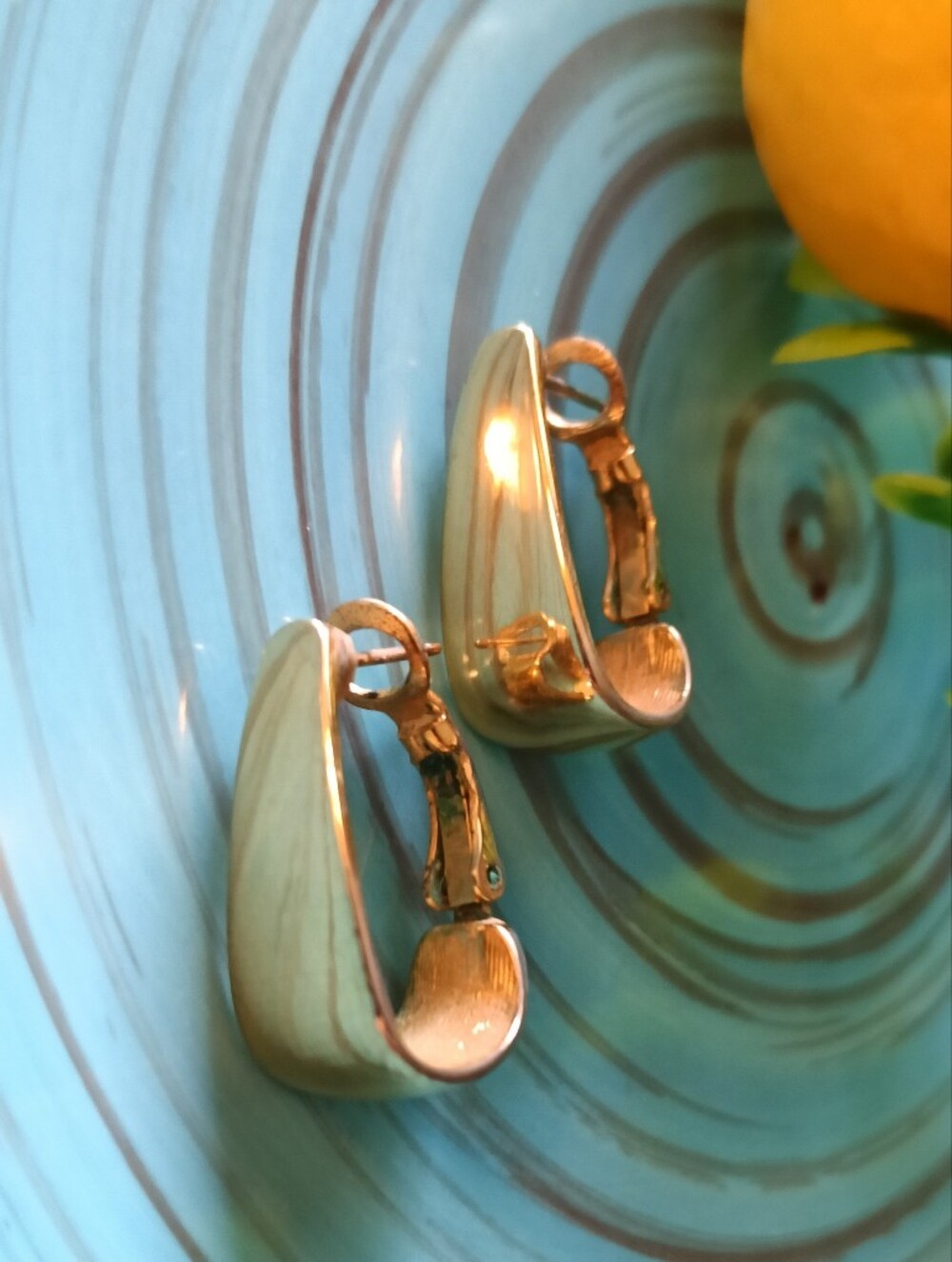 Vintage Small Gold Hoop Earrings (1"L x 1/2"W)